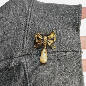 vintage coquette cottagecore gold tone bow with faux pearl drop pin